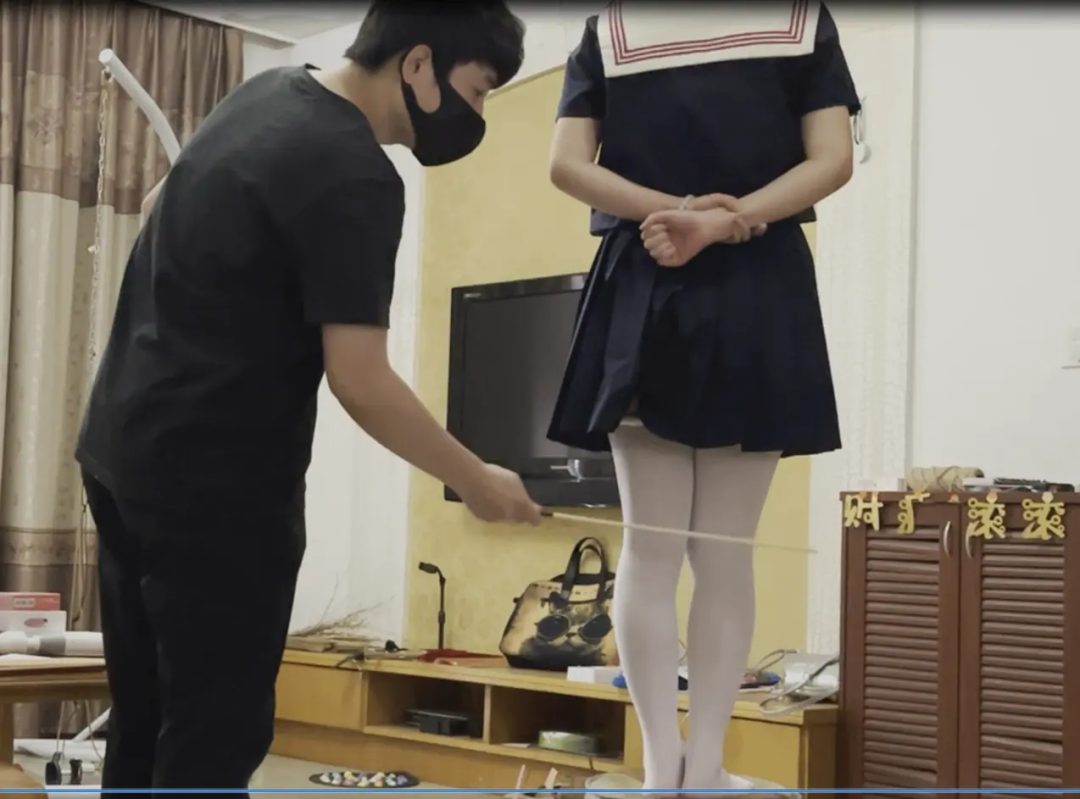 《纪舒静的家规责罚》客户定拍调教之新m薇薇剧情SP，新m薇薇出演SP剧情片，饰演一名叫纪舒静的女学生因没考好被继父SP惩罚，新m配合度相当高，身材也一级棒，服装白丝水手服-8