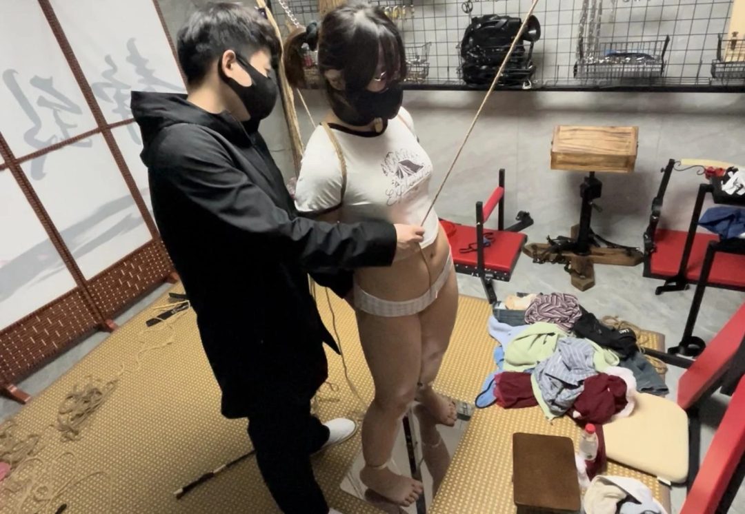 线下真实调教之新模大一新生小呆胯下吊起股绳+强制固定踮脚罚站放置半小时调教初体验！固定踮脚罚站+胯下吊起股绳+挠脚底挠痒+SP打屁屁/耳光，主人来回拉扯胯下绳子，强制高高踮起的脚又用不上力...-3