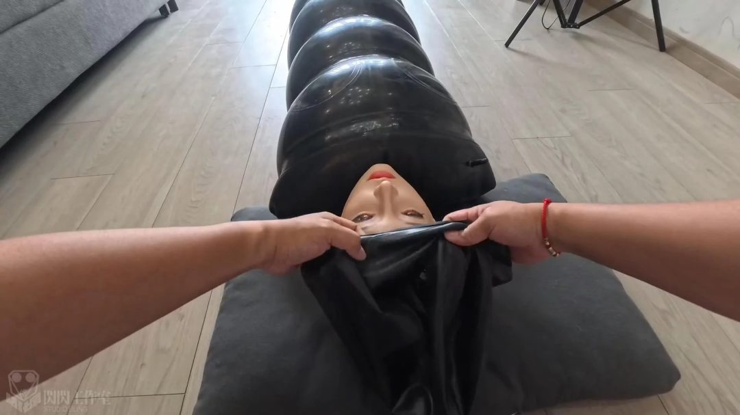 勇闯少女的闺房，看看仿真娃娃成为填充物如何被圈养，装入充气睡袋放置-9