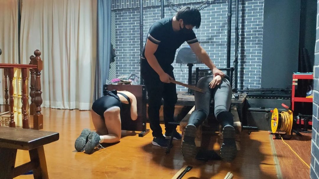 瑶瑶和张涵两个小m体验sp，一个被紧紧扣在工字架上，一个被枷锁锁住，动弹不得，各种散鞭戒尺小竹棍等不下二十种工具轮番上阵-6