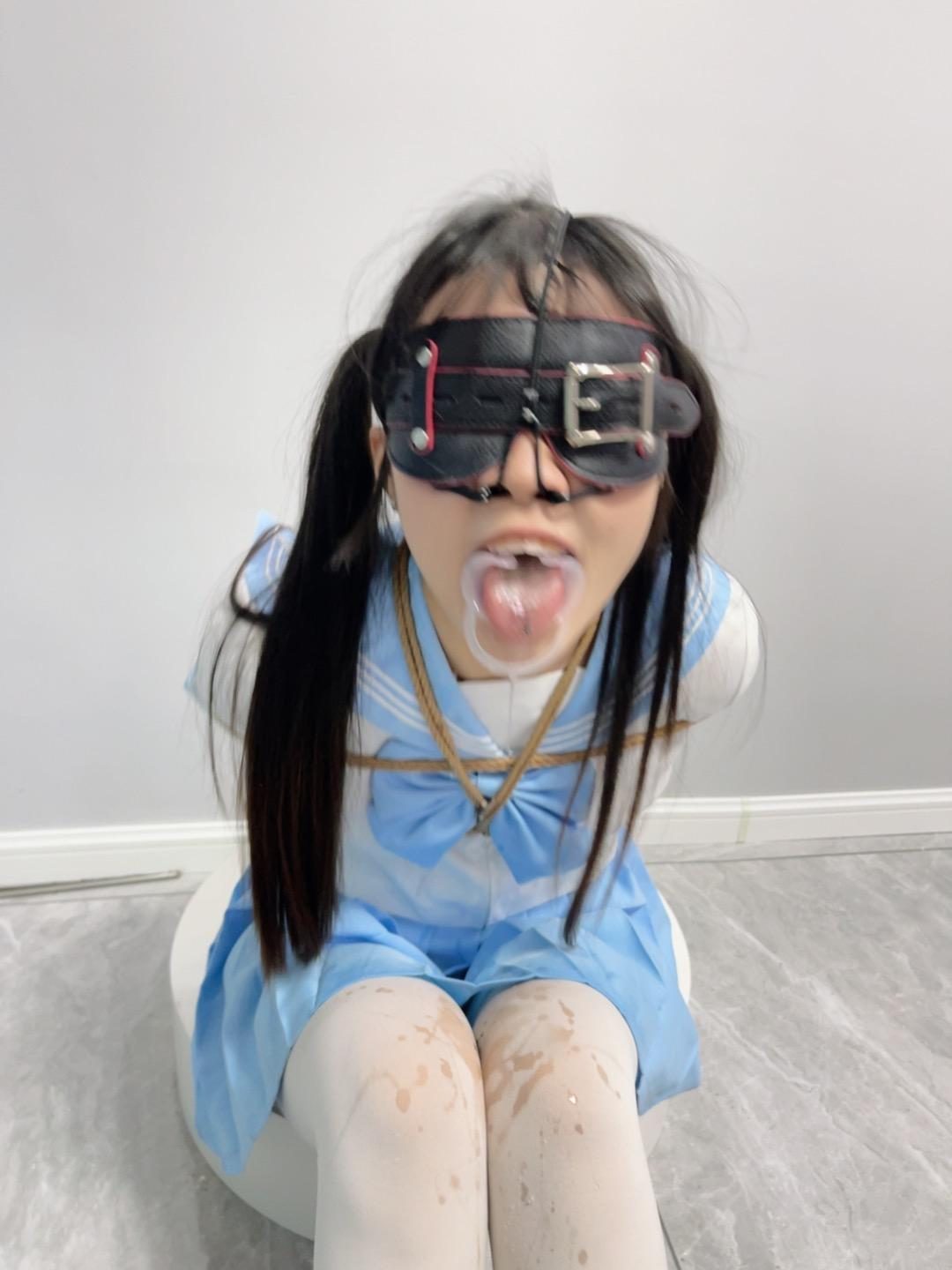 极虐1-三向鼻钩+扩口器重度颜面破坏！鼻孔注射牛奶、口中挤柠檬汁、口舌烟灰缸、强制吸烟，重度虐待系列~-9