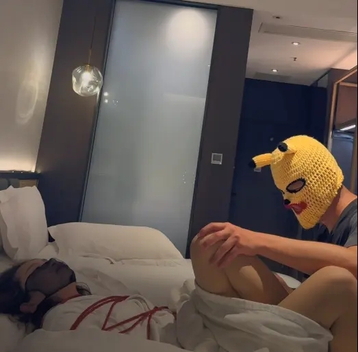 皮卡丘戏弄楚楚可怜的美艳少妇（2）-2