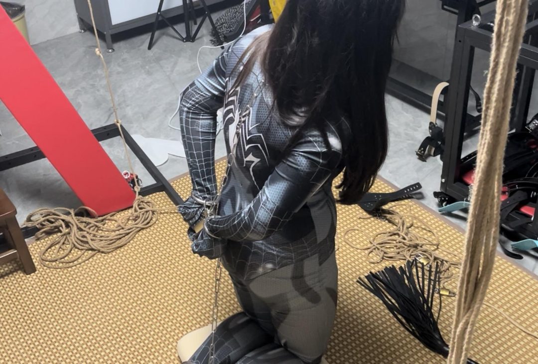 cosplay调教系列之木古小蜘蛛铁链定时锁自缚1小时整+抽打羞辱调教！-4