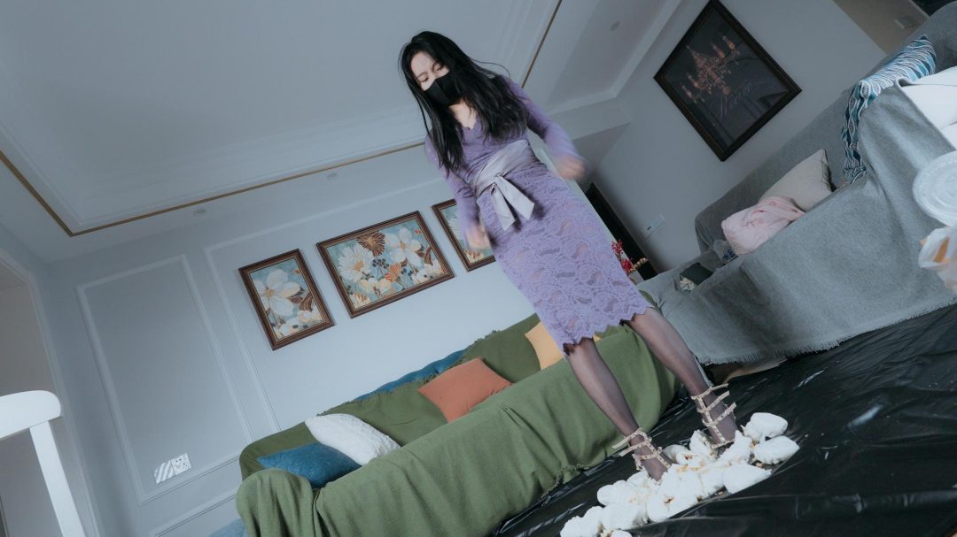 【定拍】老板让美女准备了很多食物招待客户，却被放了鸽子，一气之下美女穿着高跟鞋踩踏包子、把鞋子脱了踩踏汉堡、寿司之类，最后还要一边放着享受-7