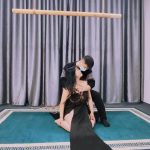 一米七六的成熟少妇第一次来工作室体验绳艺，各种挑逗绳师，被吊了起来