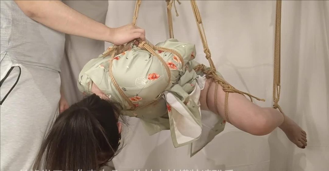 模特樱桃的和服吊缚体验，和服的一角被主人先开，吊起来之后还不停地打屁股挠脚心，就连放下来之后也不放过-4