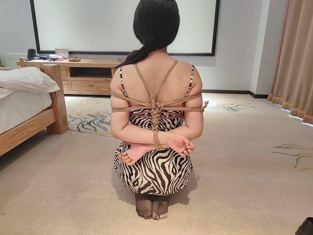 【一条】学生妹犯错的紧缚TJ鞭打惩罚-3