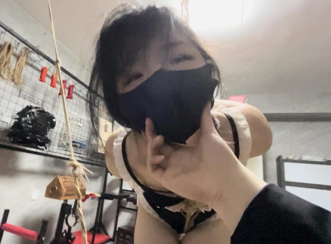 小妖女仆装 后手吊缚 股绳 强制内八 放置调教！女仆装+后手吊缚+股绳连接脖子强制弯腰+捆绑内八腿+龟甲缚+SP打屁屁、打耳光-2