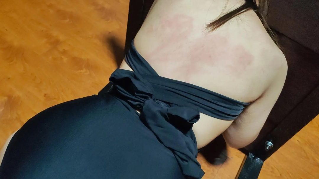 瑶瑶和张涵两个小m体验sp，一个被紧紧扣在工字架上，一个被枷锁锁住，动弹不得，各种散鞭戒尺小竹棍等不下二十种工具轮番上阵-5