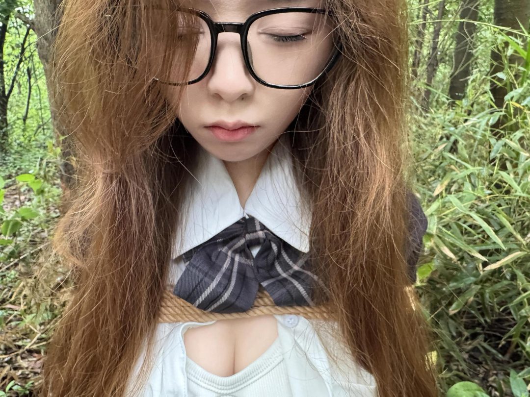迷路女大学生 胸缚 挠痒 木桩 皮鞭 眼罩 蒙眼 户外 昏迷 恋足 伪装 捆绑 控制 挣扎-1