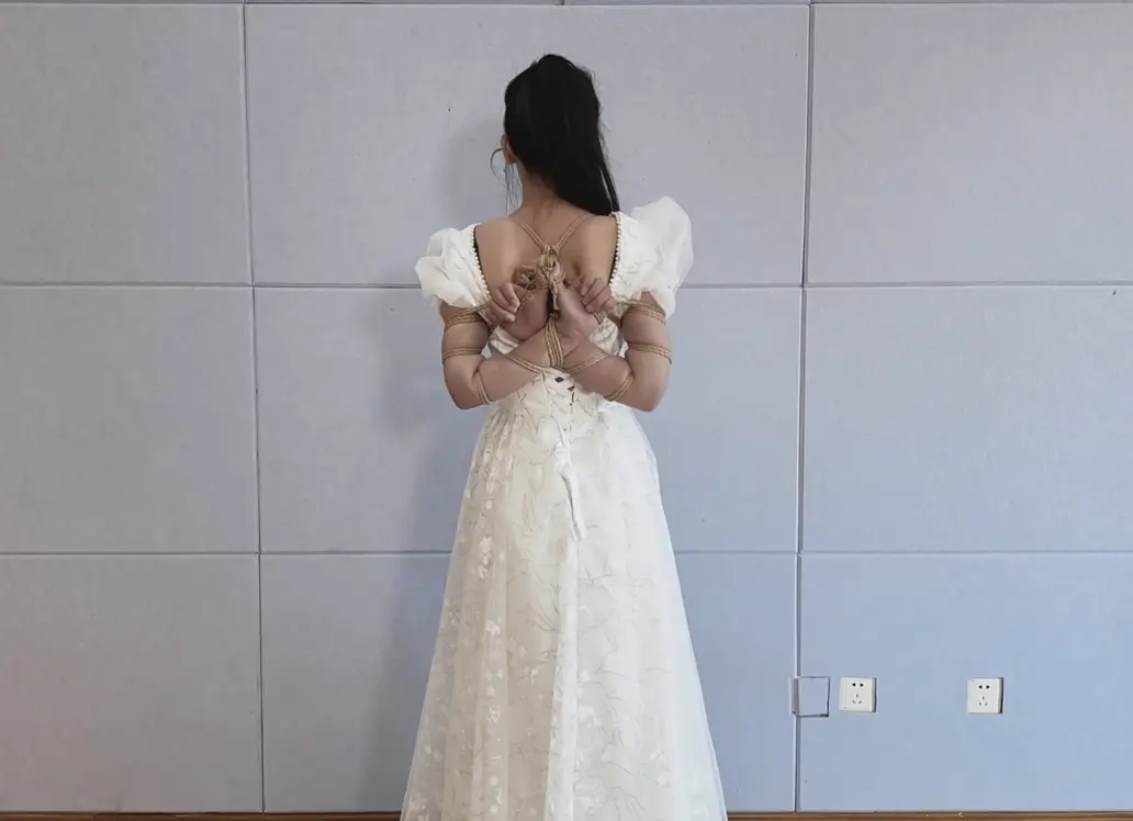 杨若琳白色礼服，五花紧缚逛店-3