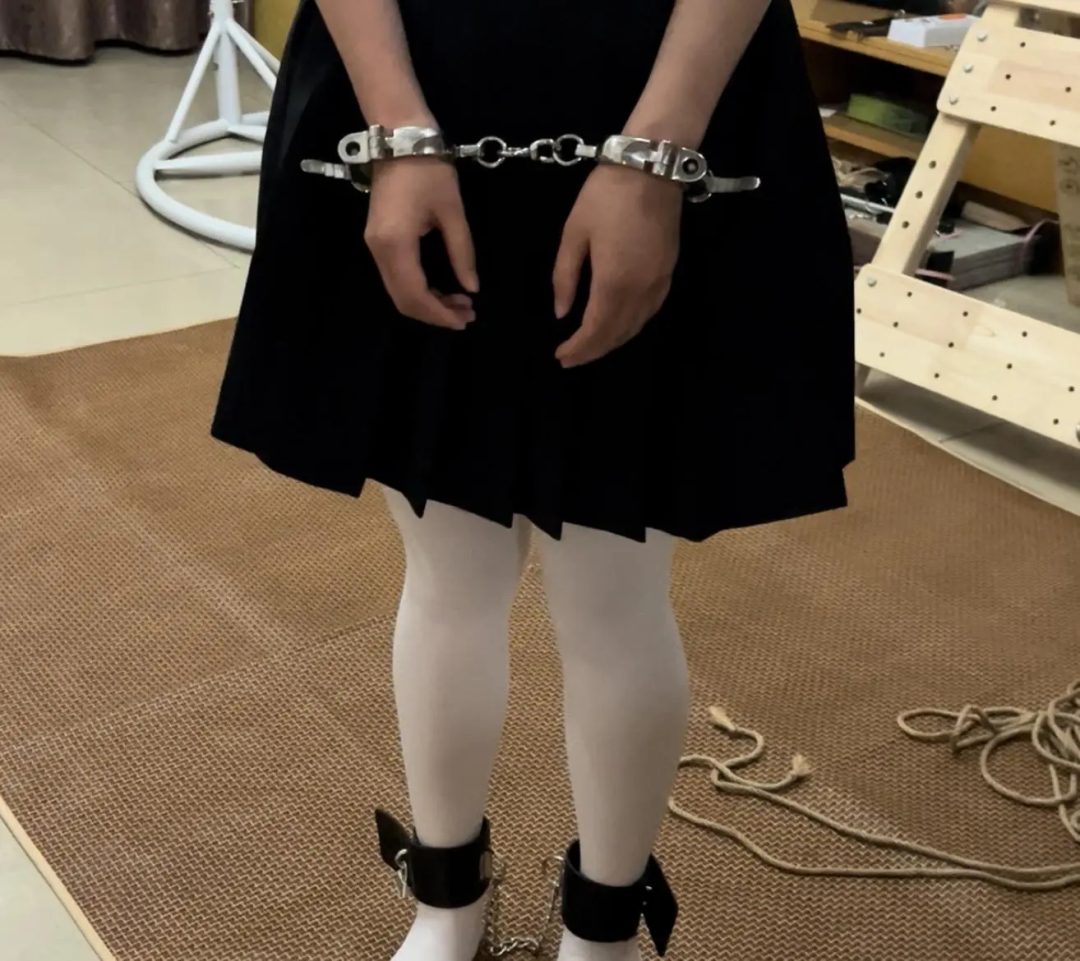 线下真实调教之新m初雪水手服白丝JK训狗调教！狗姿训练+牵引踩踏羞辱+挠脚TK+SP耳光，项圈镣铐戴上，狠狠挠脚心敢乱动就手指弹下边，内八自己掀开裙子的姿势羞不羞耻呢，跪好屁股撅起来，真是只可爱的狗子-13