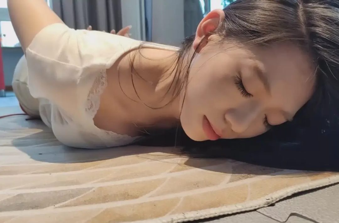 卢曼莹玩自缚把自己绑起来挣扎-5