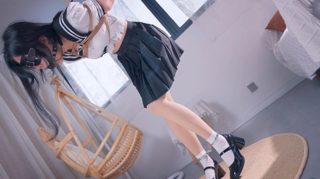 《调教M女友》被男友迷晕无情调教，口塞爆插小嘴干呕流水+吊绑、跪吊、拉拽股绳+强制开腿器+口球+脚铐-8