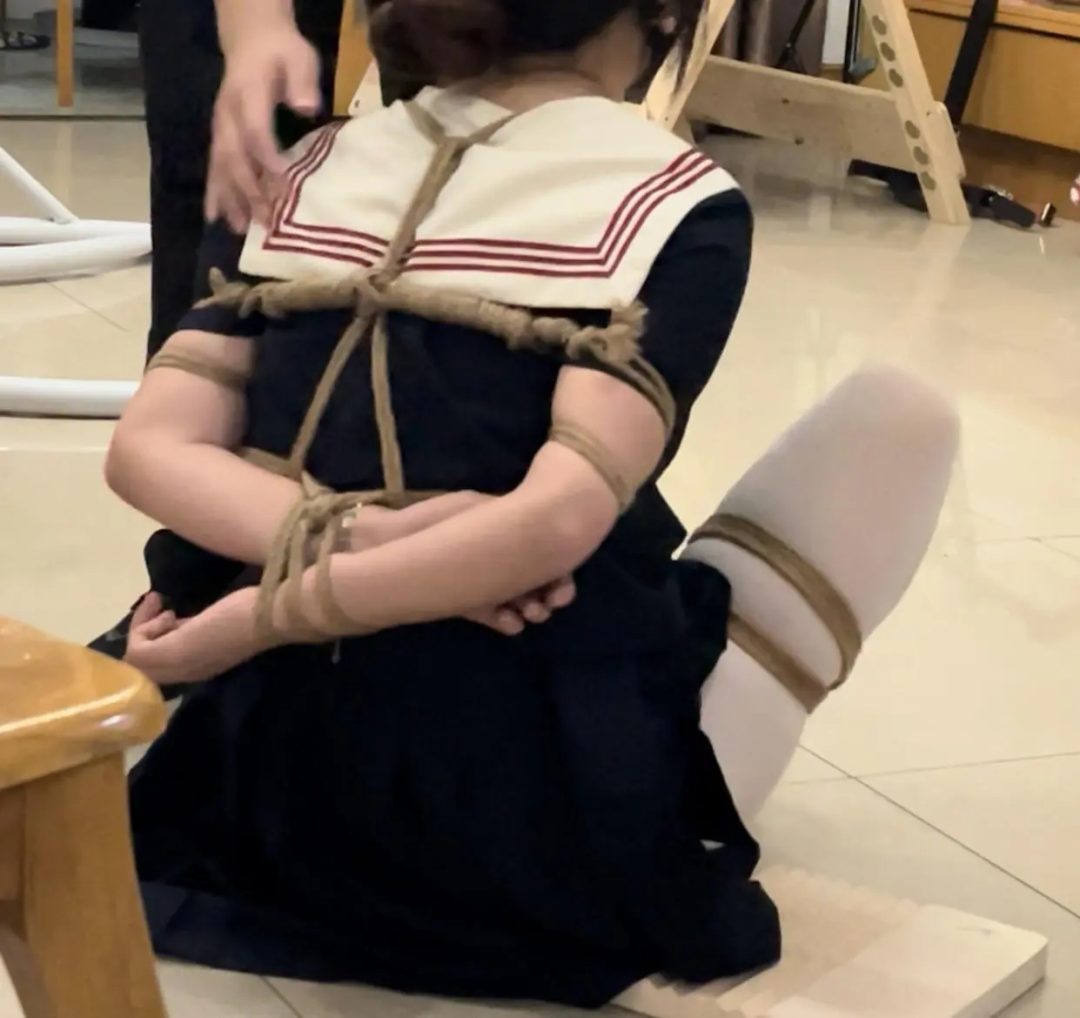 《调教师日记之特殊少女改造记》-1，五花+M腿+白丝，乖乖女学生小X早已听说有调教师的存在，内心一直渴望着某种变态的想法却不敢告诉别人，今天终于鼓起勇气敲响了调教师的家门，等待她的则是...-5