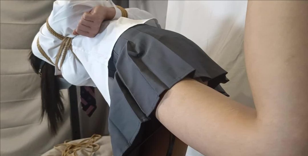 JK裙少女单脚吊缚无情调教叫声连绵-5