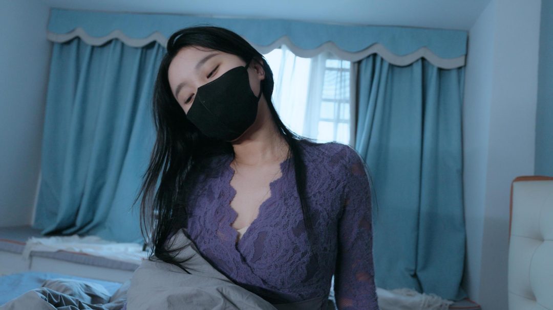 【定拍】老板让美女准备了很多食物招待客户，却被放了鸽子，一气之下美女穿着高跟鞋踩踏包子、把鞋子脱了踩踏汉堡、寿司之类，最后还要一边放着享受-6