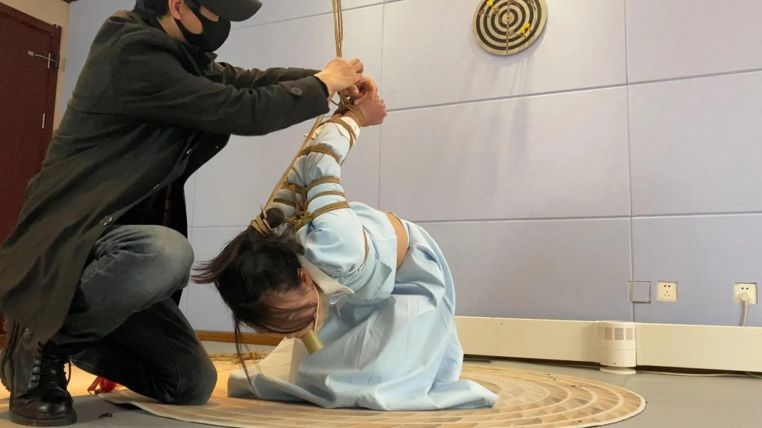 大一小姐姐朱雨馨腿超级长，邻家小妹妹的形象，初次体验，超紧直臂缚，单腿吊，口塞流口水-6