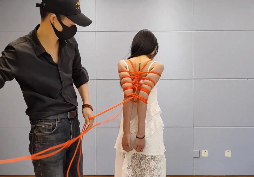 这是陈婧舒第一次体验绳艺捆绑-6