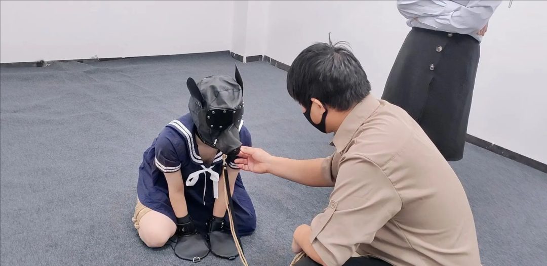 女绳师李珂最终屈服在男主的攻势下，自己的小狗同时被男主玩弄，踩在脚下-2