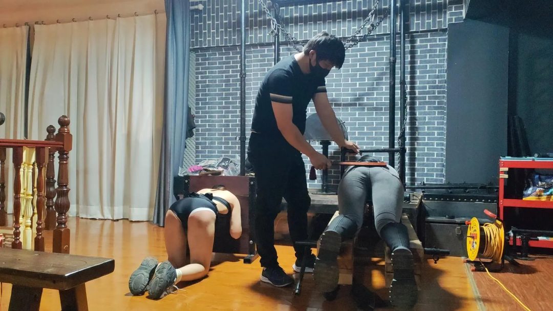 瑶瑶和张涵两个小m体验sp，一个被紧紧扣在工字架上，一个被枷锁锁住，动弹不得，各种散鞭戒尺小竹棍等不下二十种工具轮番上阵-4