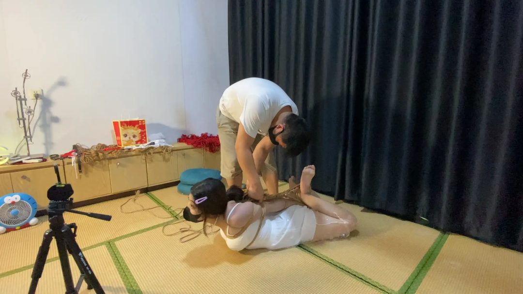 欢欢直播绳艺，大哥想折磨欢欢，库库上礼物，又是骨头口球，又是直臂驷马，难受的要哭。-4