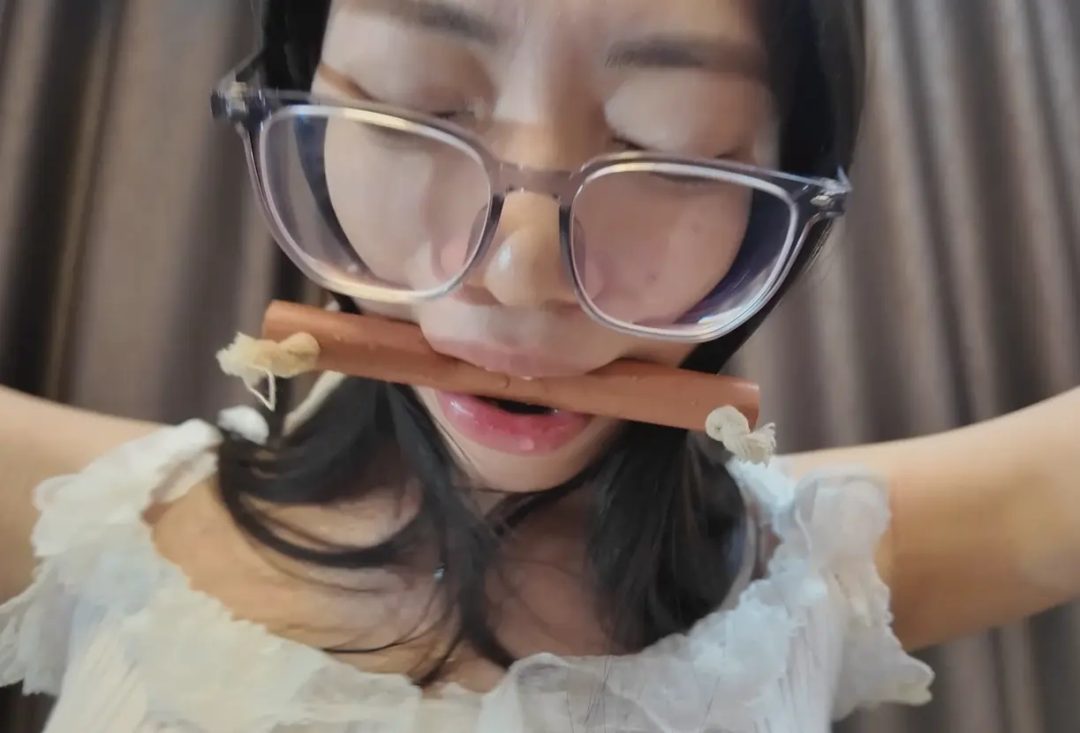 卢曼莹老虎凳各种堵嘴挠痒 牛仔裤 光腿光脚 堵嘴 口水 挠痒 挠脚心-2