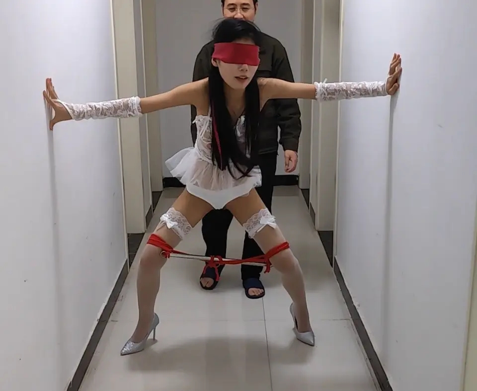 汤圆 被捕获的新娘 椅子膝盖支撑蹲马步 难受的姿势-5
