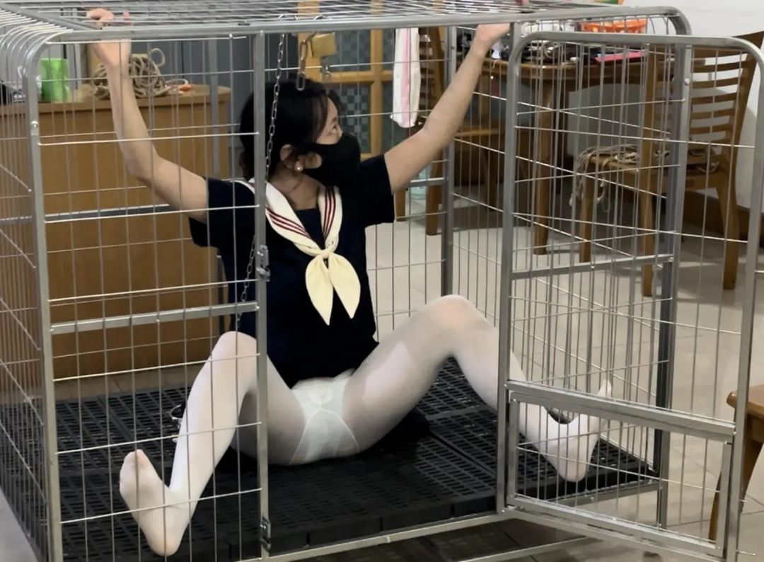 调教师日记之特殊少女改造记》-2，笼子关押+白丝，乖乖女学生小X被锁着手脚睡觉，醒来后在感觉到刺激和满足的同时也有些累和厌倦，于是计划逃离这里，但是她能否成功呢，失败的代价又是什么呢...-6
