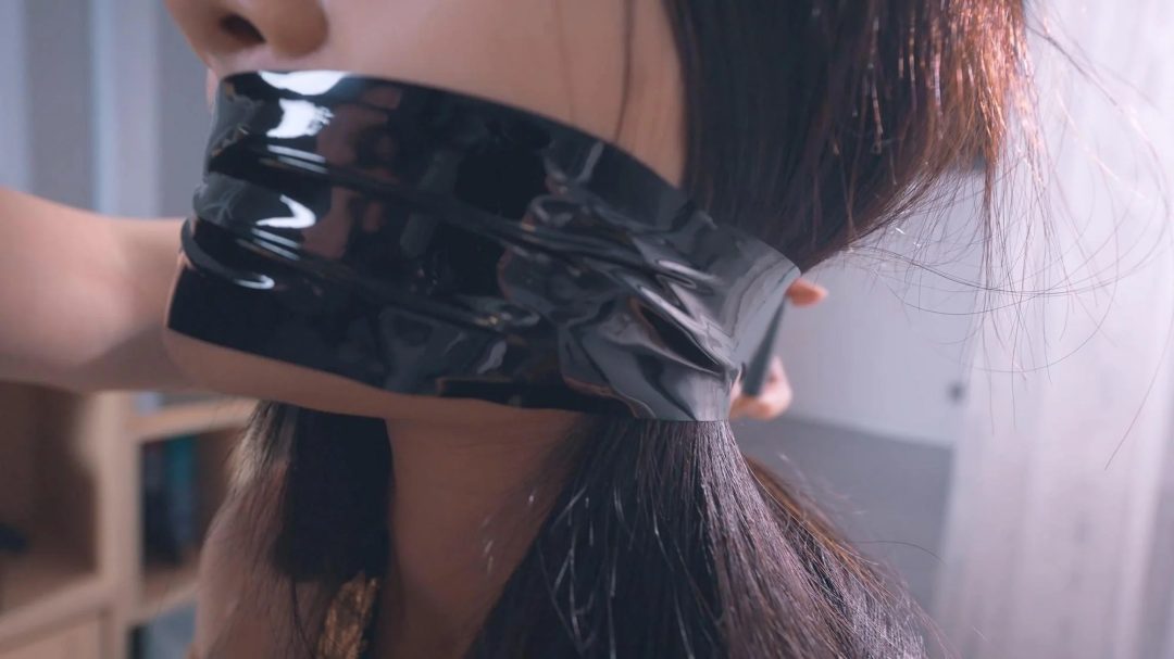 《欠债人妻1-4》 电棍击打、K9、吊缚、狗笼、对镜狠狠蹂躏，粘液足踏+高温蜡烛+口塞猛猛深喉、堵嘴、迷晕、脚铐，一次爽够！-18