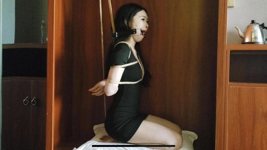 蓝羽柜子里的女孩-3