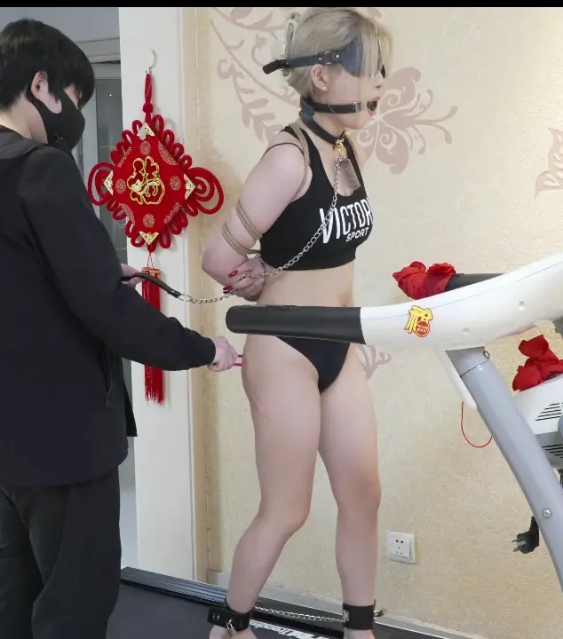 戴脚镣跑步机强制运动+SP打屁屁+口球口水直流，被绑着在跑步机上运动的同时还得专注脚下不能绊倒，这种情况下被怎么蹂躏都没法反抗呢~-4