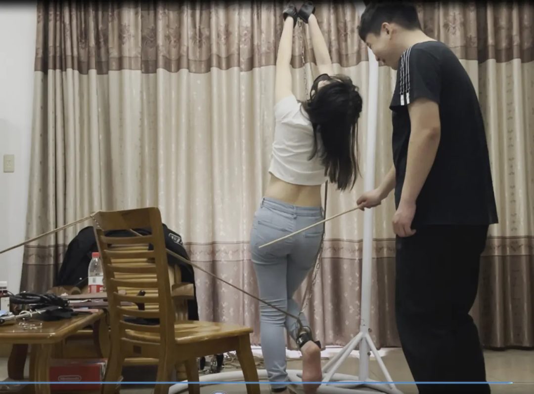 线下真实调教之股绳走绳+分腿拷+踮脚+前手吊缚+单脚吊打屁股，小可穿牛仔裤自己戴上手铐自缚，然后被主人吊起来并且保持踮脚，再戴上分腿拷，用股绳穿过下面狠狠勒住固定在一边不断挣扎，结尾彩蛋是自己变成单脚-1