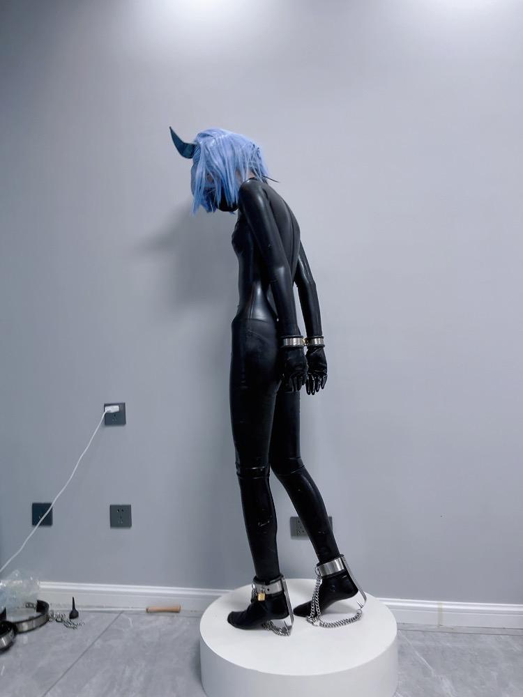 一镜到底~魔法少女露娜cos-脚底尖刺镣铐强制踮脚罚站虐足（胶衣、双手反铐、镣铐）-3