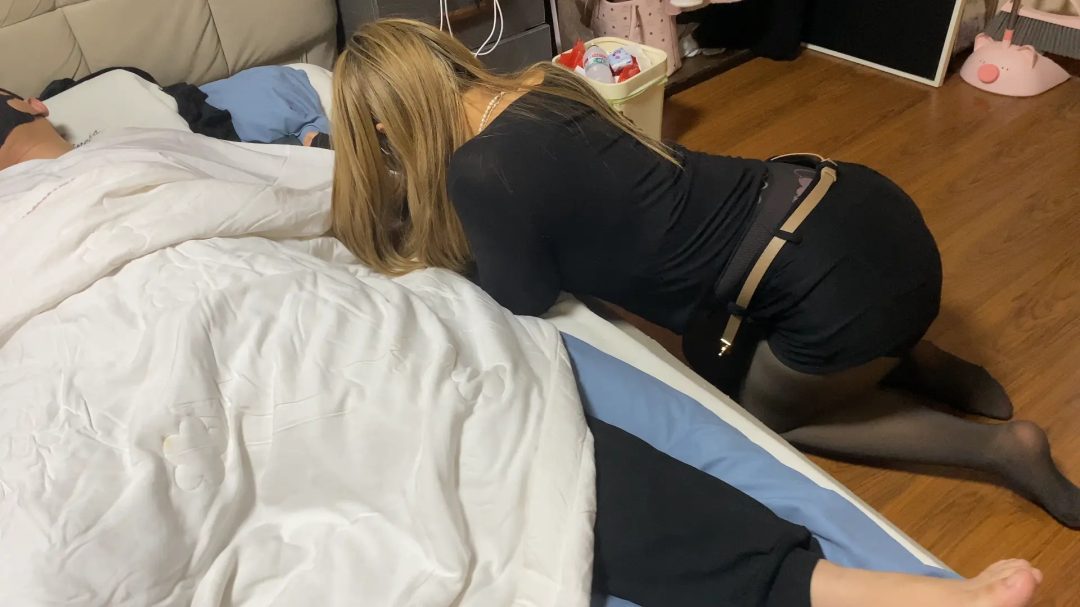 瑶瑶与闺蜜酒酒好久未见， 皮鞭 舔脚 打屁股 跪缚K9 绑床 凌辱 踩踏 耳光 折腿 M腿 捆绑-2