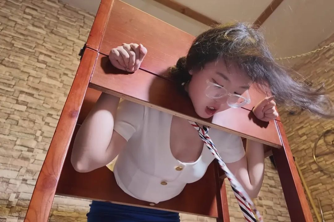 李佳怡被固定在邢架-6