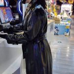 《惩罚堕落小M 03》 户外、电玩城调教、机车服、单马尾、全身黑丝包裹、龟甲缚