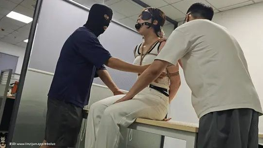 欧阳婉婉第十八集：加班遭绑匪拖行扛起玩弄-3