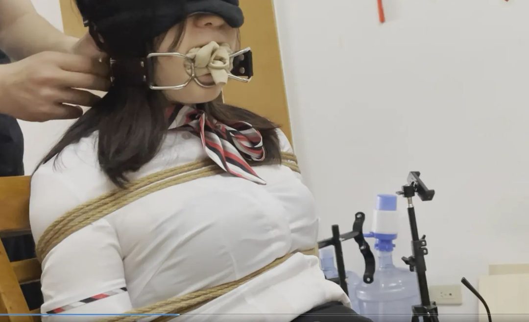 职员小可下班回家后惨遭肉丝堵嘴+股绳摩擦折磨，M属性的小可究竟是享受还是痛苦呢-3