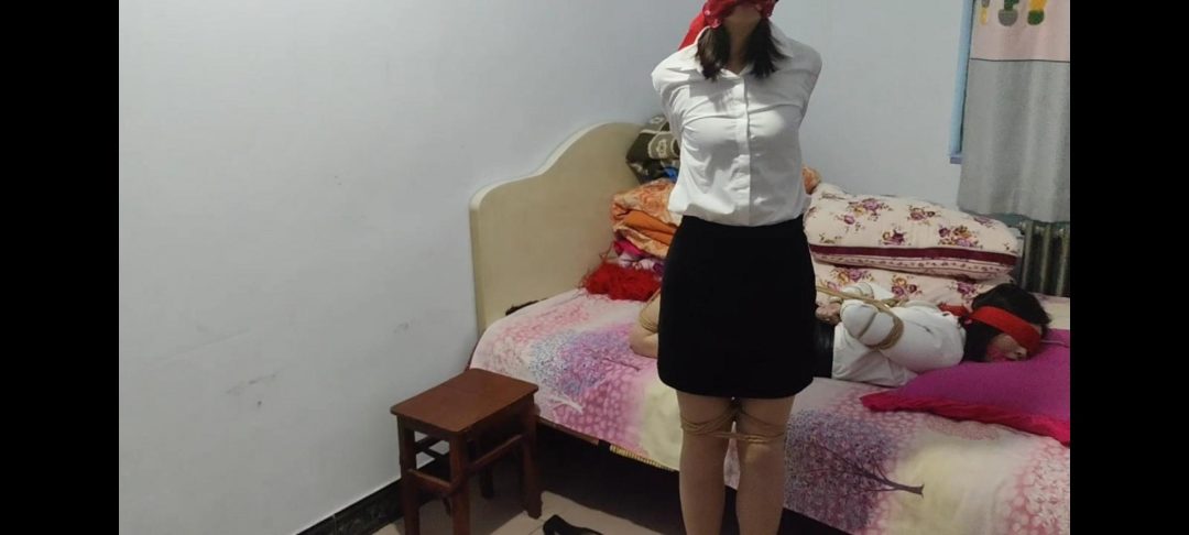 剧情：姐俩爱好（女子上门按摩，体验捆绑按摩服务，随后两人相互抚摸，亲吻）-6