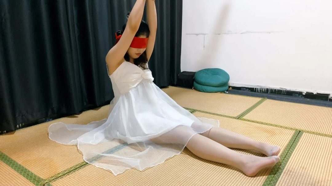 欢欢身穿白纱裙来工作室体验说想玩点不一样的，鞭打等各种蹂躏-2