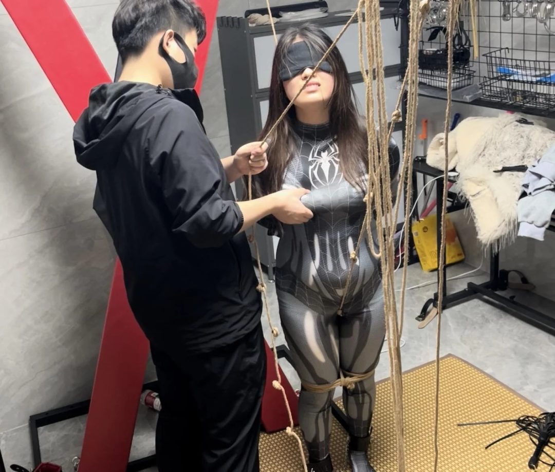 cosplay调教系列之木古小蜘蛛第二部——内八走绳羞辱调教！五花/内八腿脚镣捆绑+走绳/来回拉扯+打屁屁SP/真实耳光+踩踏羞辱，小狗就应该被主人这样调教羞辱-3
