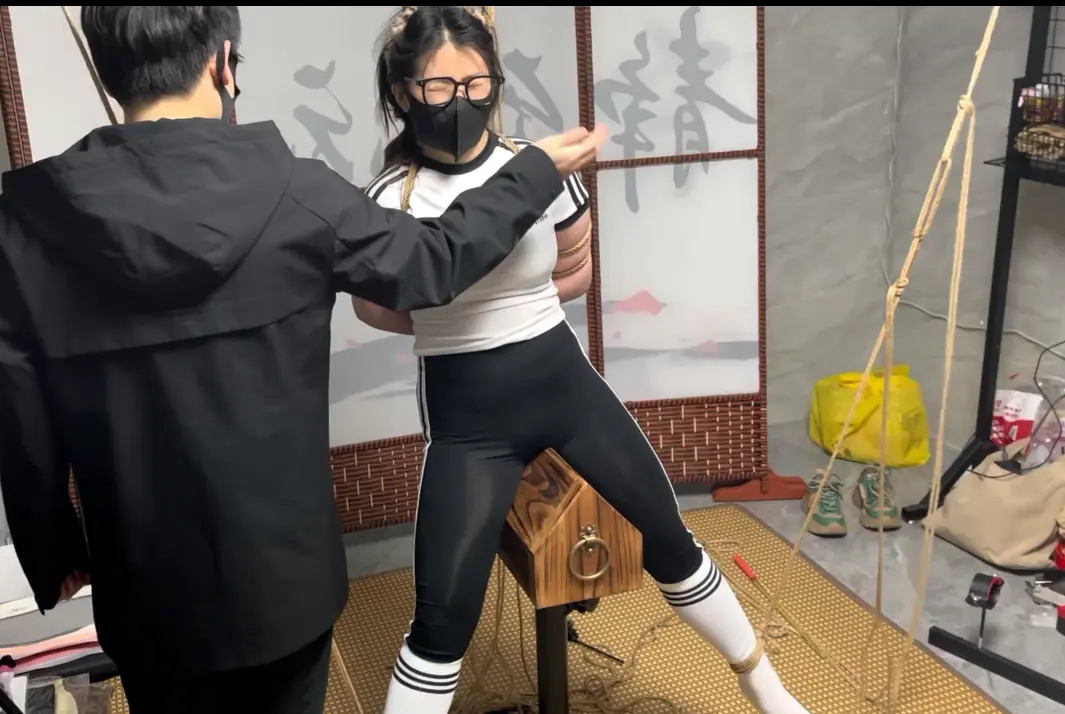 开腿架、三角木马吊脚、强制踮脚罚站股绳拉扯三种惩罚轮番上阵，打屁屁更是超狠，屁屁都打红了，做在木马上还要被挠痒..-9