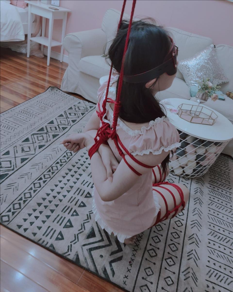 长腿少女的两难困境紧缚放置体验——脚尖与胳膊，必须有一个要受苦，怎么办？-4