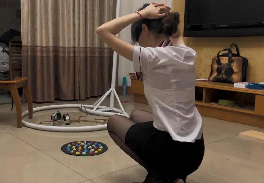 客户定拍调教之黑丝职业装鞭打惩罚【上】，小m皮皮被要求穿上高跟鞋和黑丝职业装，以各种羞耻姿势被狠狠抽打，红红的屁股清晰可见，还要做深蹲，而且要把下一个工具举过头顶罚跪增加羞耻感，屁股、手心脚心、大腿小-5