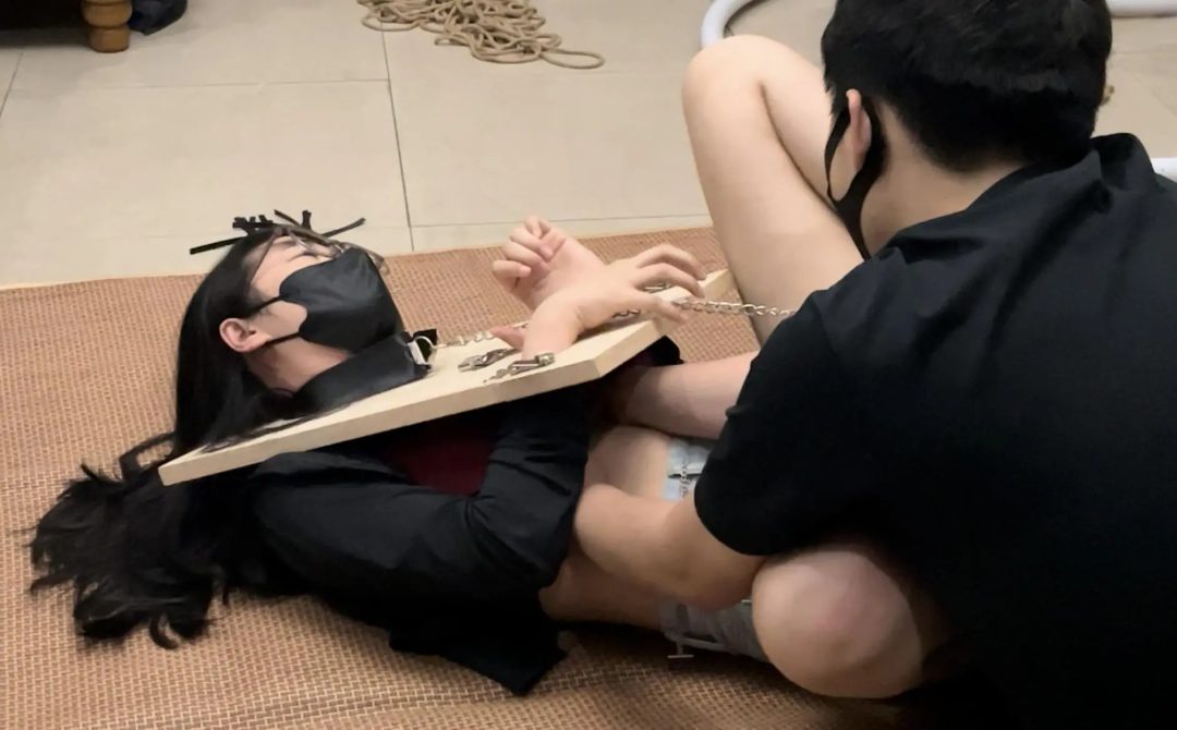 线下真实调教之超漂亮m阿然木枷镣铐调教！木枷锁+项圈+脚镣+海老缚+骑乘踩踏羞辱+坐脸-14