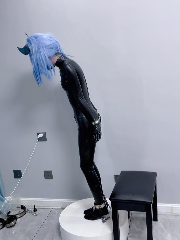 一镜到底~魔法少女露娜cos-脚底尖刺镣铐强制踮脚罚站虐足（胶衣、双手反铐、镣铐）-6
