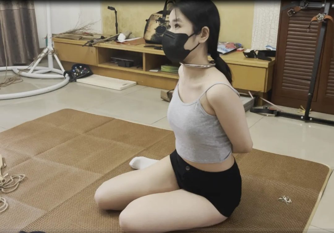 线下真实调教之超漂亮新m阿然定时锁镣铐自缚被主人发现后加固并调教！镣铐驷马自缚+指拷+挠痒+抽背+sp+抚摸+踩踏羞辱+项圈强制抬头+口枷口水收集，阿然自己把自己锁成驷马，结果主人来了直接定时锁调成两-6