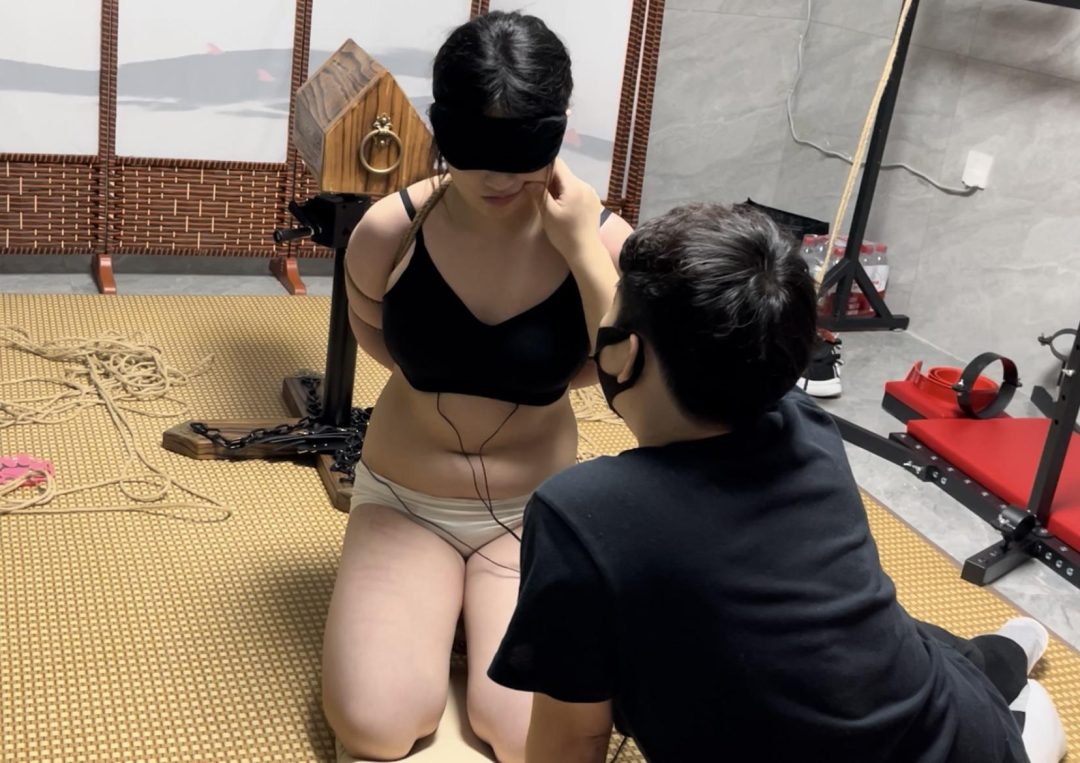 线下真实调教 三角木马 吊腿 电击惩罚 三角木马腿吊起 电击片贴胸/屁屁上 踩踏羞辱 SP打屁屁 打耳光 打脚心-6