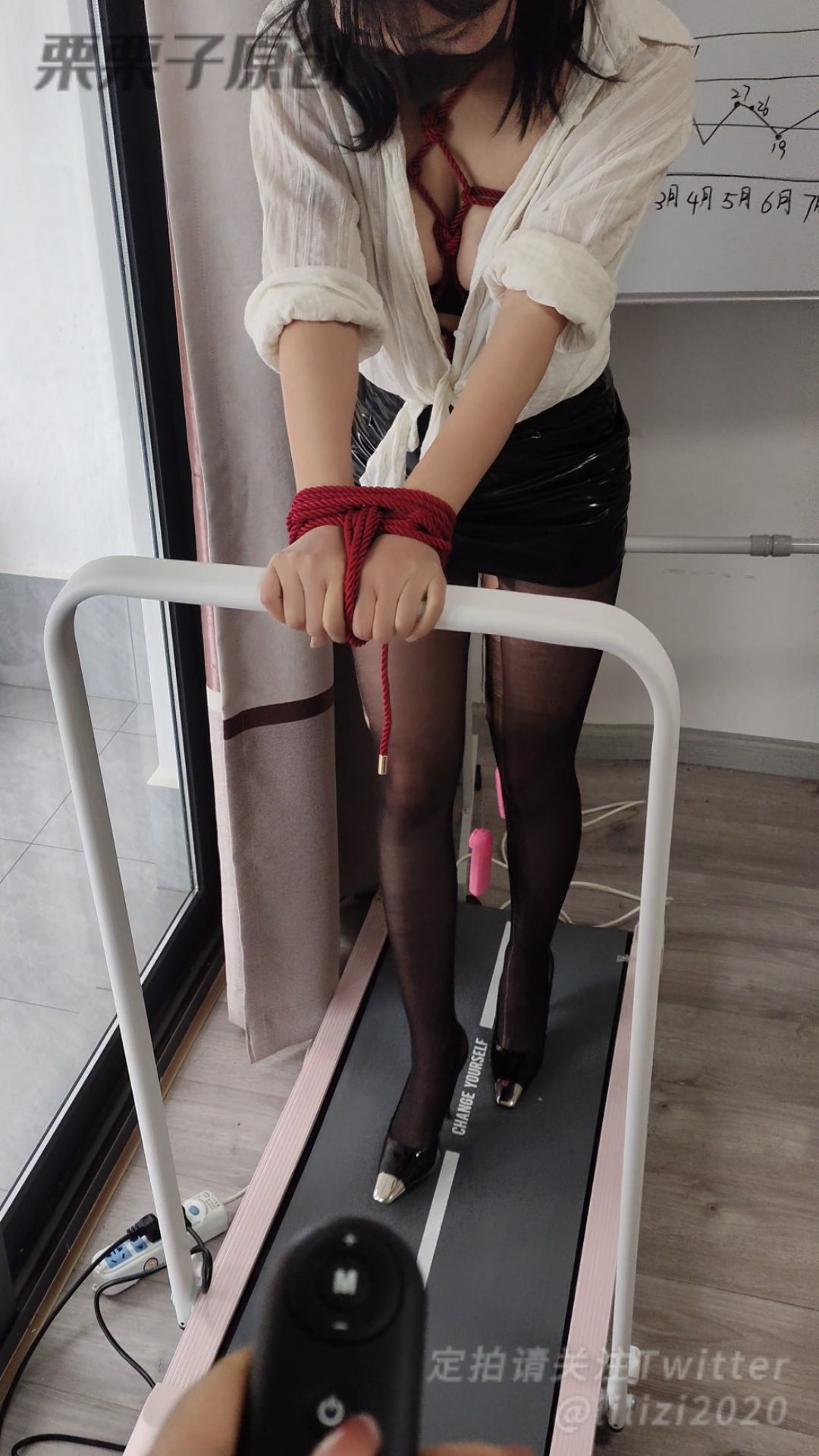《被惩罚的女秘书 01》高跟鞋运动、跑步机、运动、OL、衬衫包臀裙、黑丝、高跟鞋、单马尾、龟甲缚-1